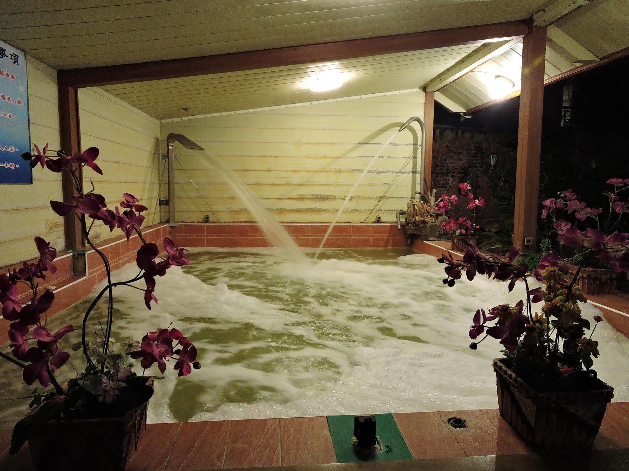 Longchi Hot-Spring Hotel Джиаоси Екстериор снимка